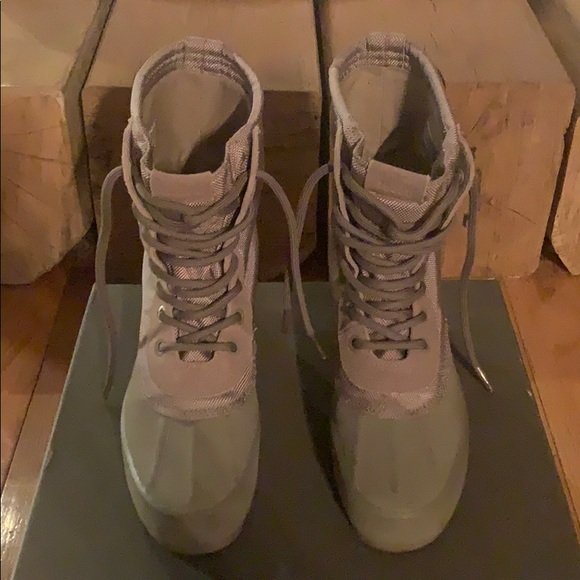 yeezy moonrock pull tab